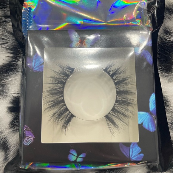 LASHES - Picture 1 of 7